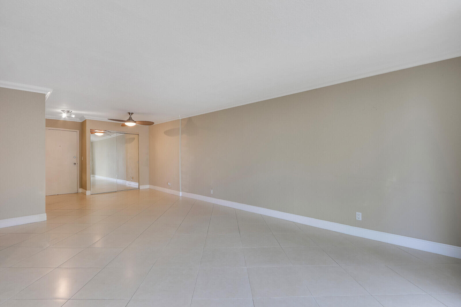 470 Executive Center Drive 2j, West Palm Beach Unit: 2j