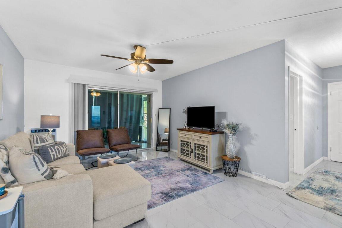 125 W Hidden Valley Boulevard 2, Boca Raton Unit: 2