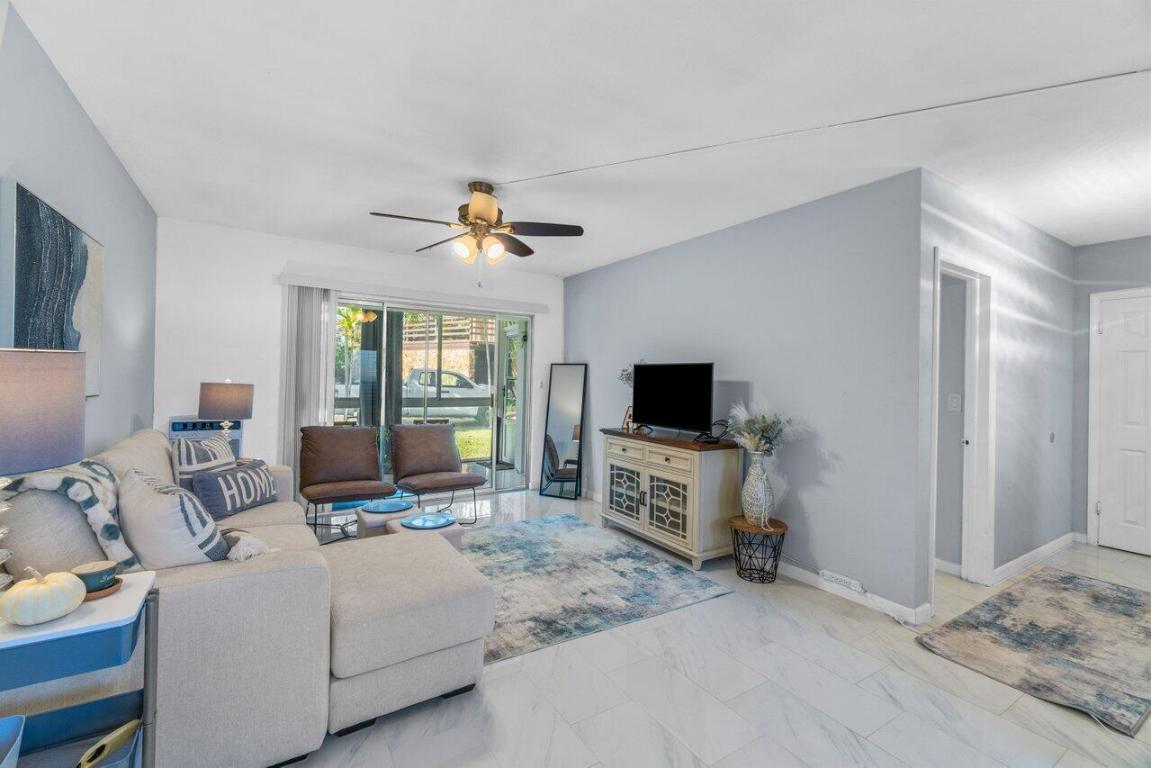 125 W Hidden Valley Boulevard 2, Boca Raton Unit: 2