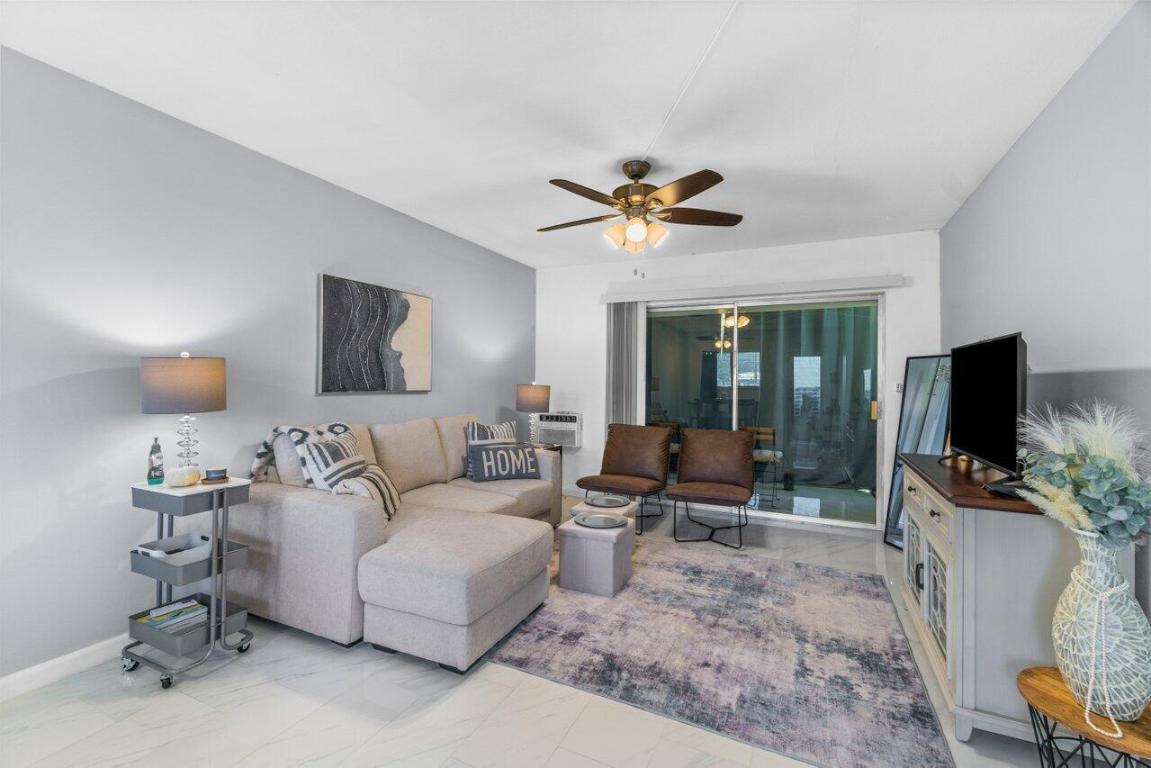 125 W Hidden Valley Boulevard 2, Boca Raton Unit: 2