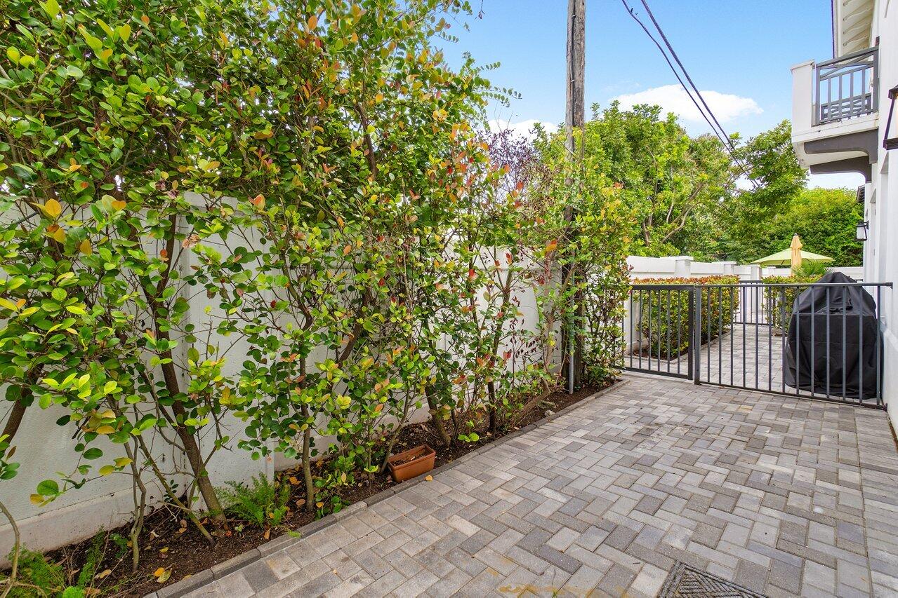 1135 Kingston Lane