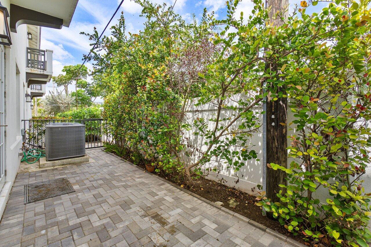 1135 Kingston Lane