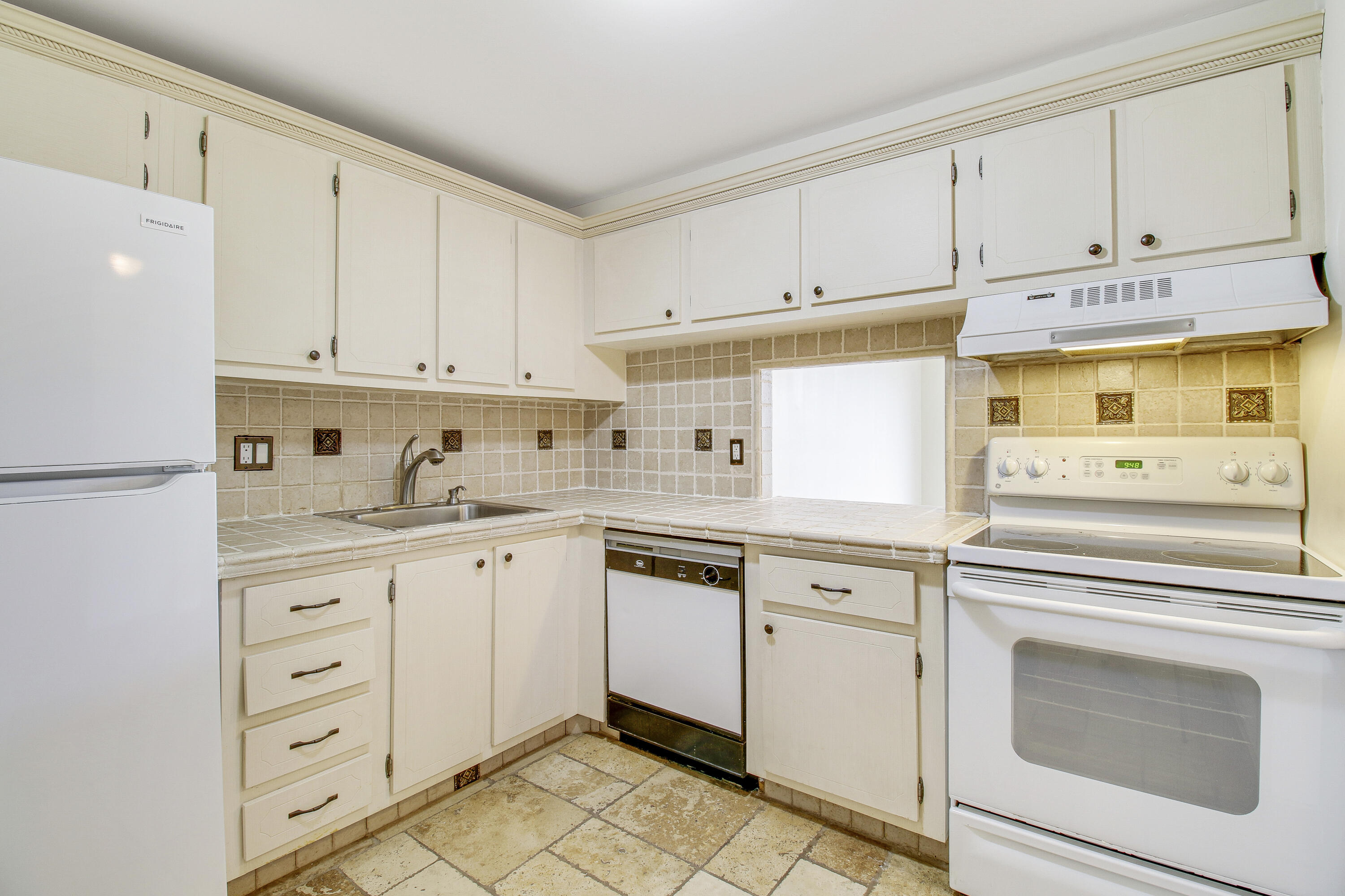 470 Executive Center Drive 4k