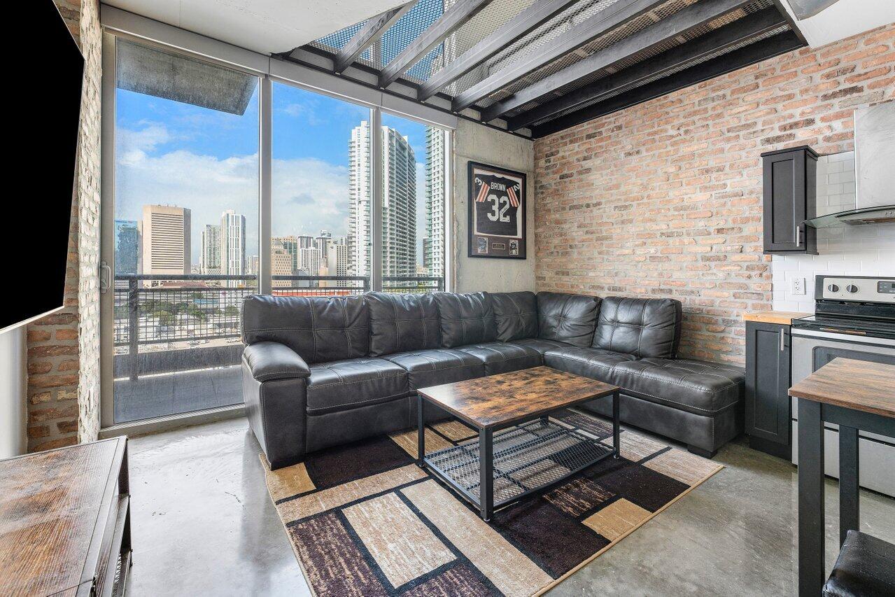 690 SW 1st Court 1913, Miami Unit: 1913