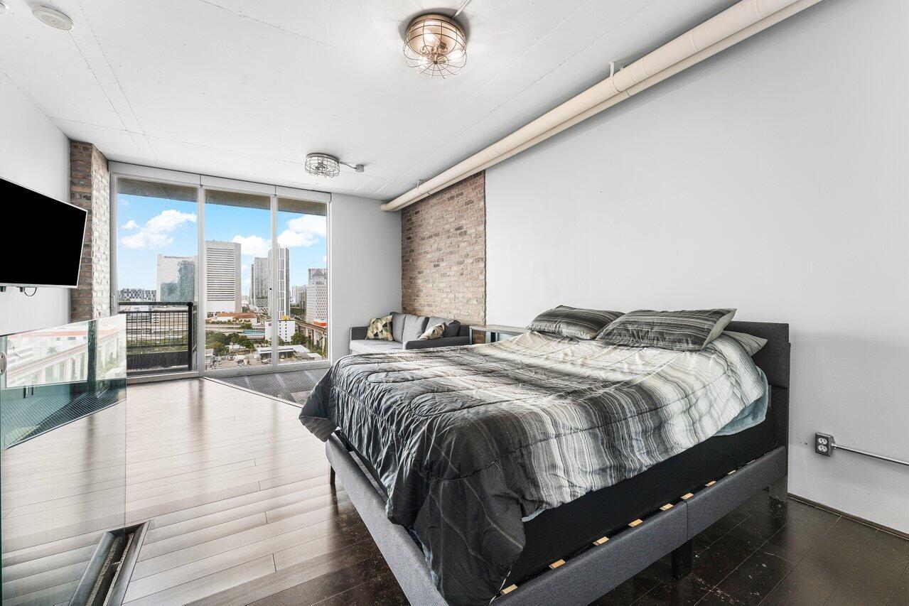 690 SW 1st Court 1913, Miami Unit: 1913