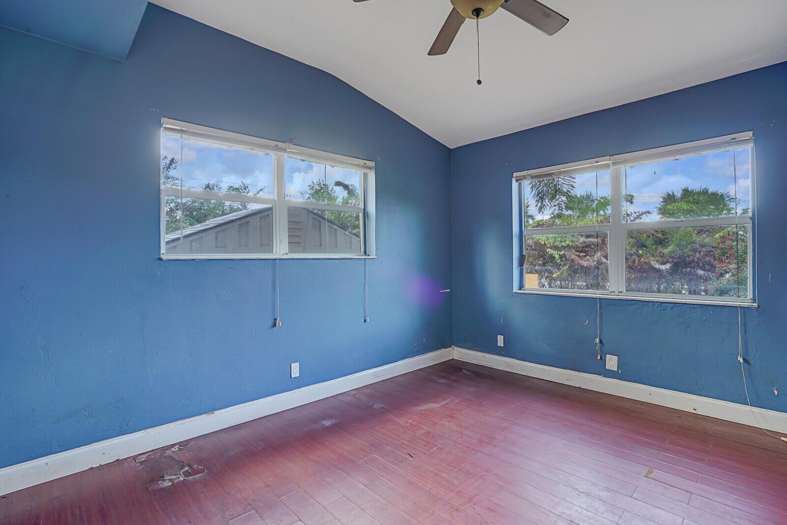 1545 NE 4th Avenue