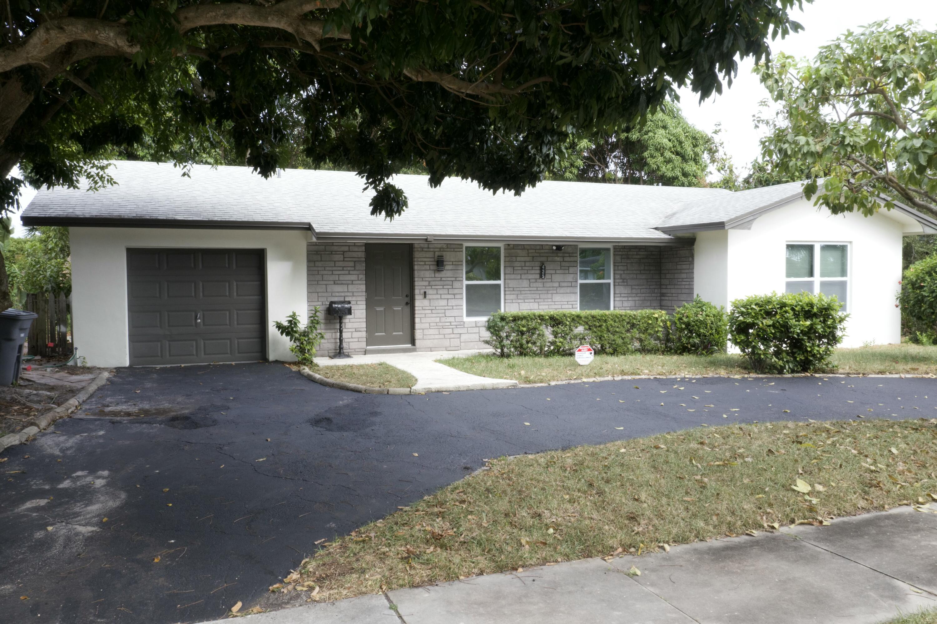 425 Greenbriar Drive, Lake Park
