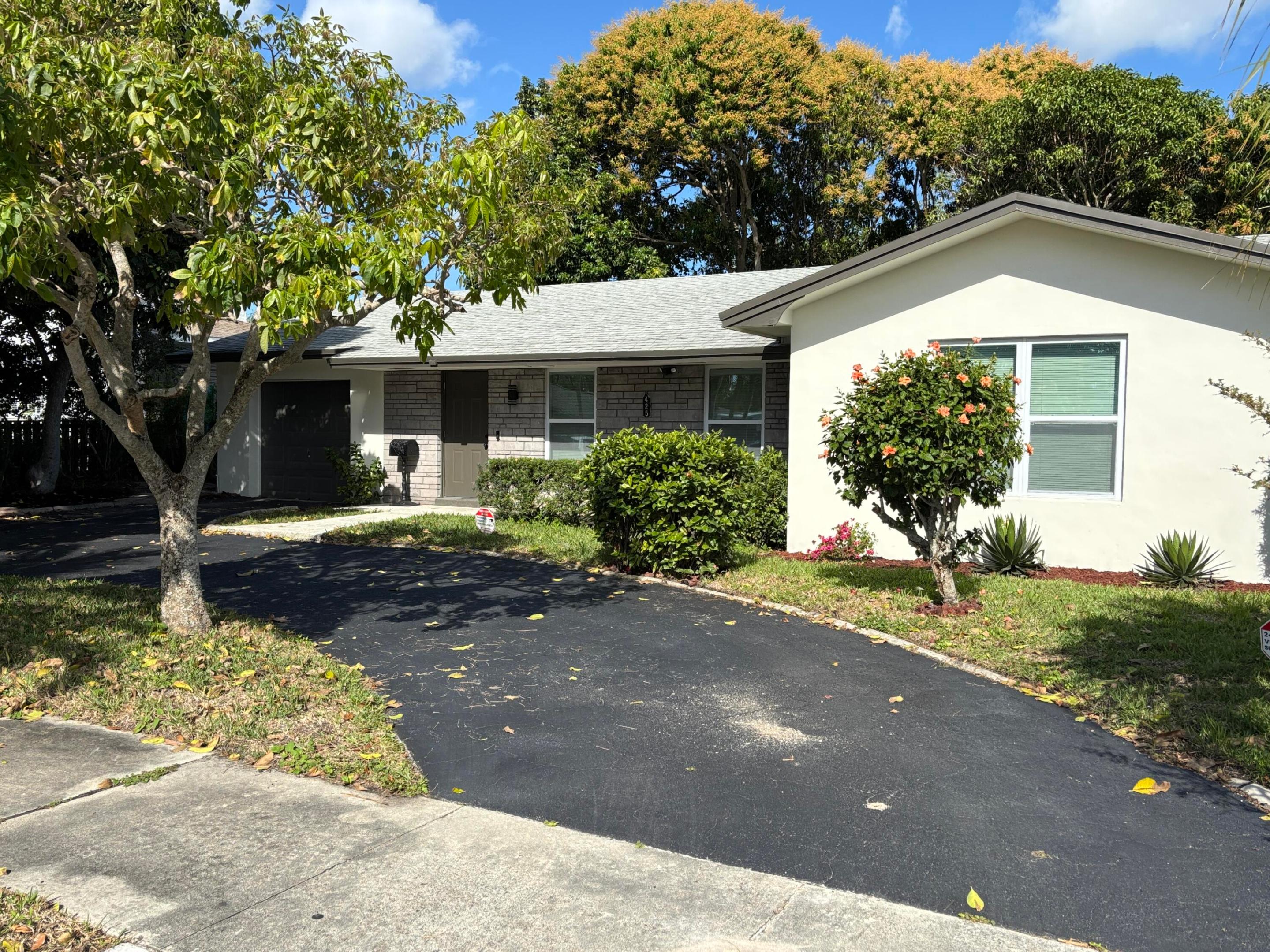 425 Greenbriar Drive, Lake Park