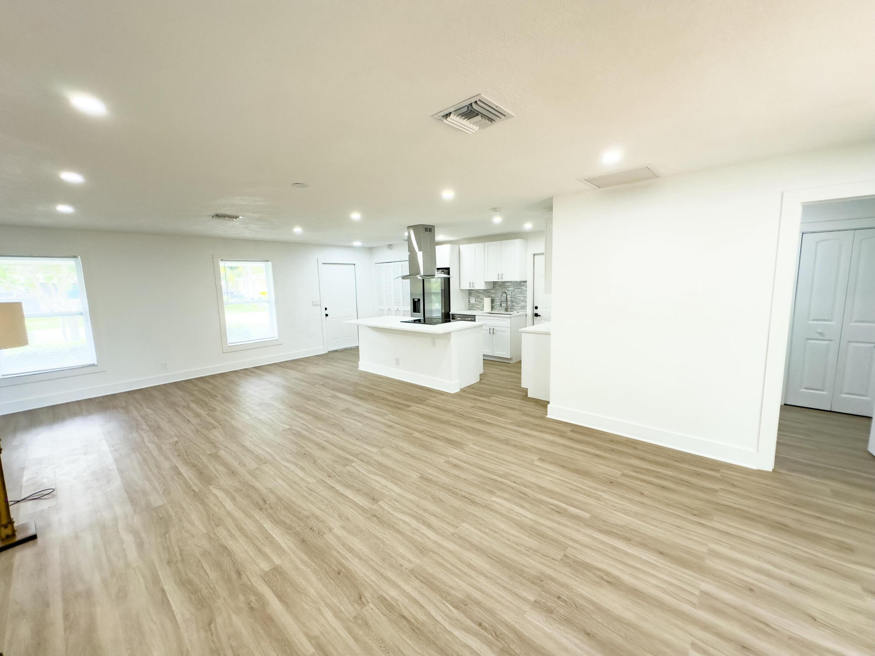 425 Greenbriar Drive, Lake Park