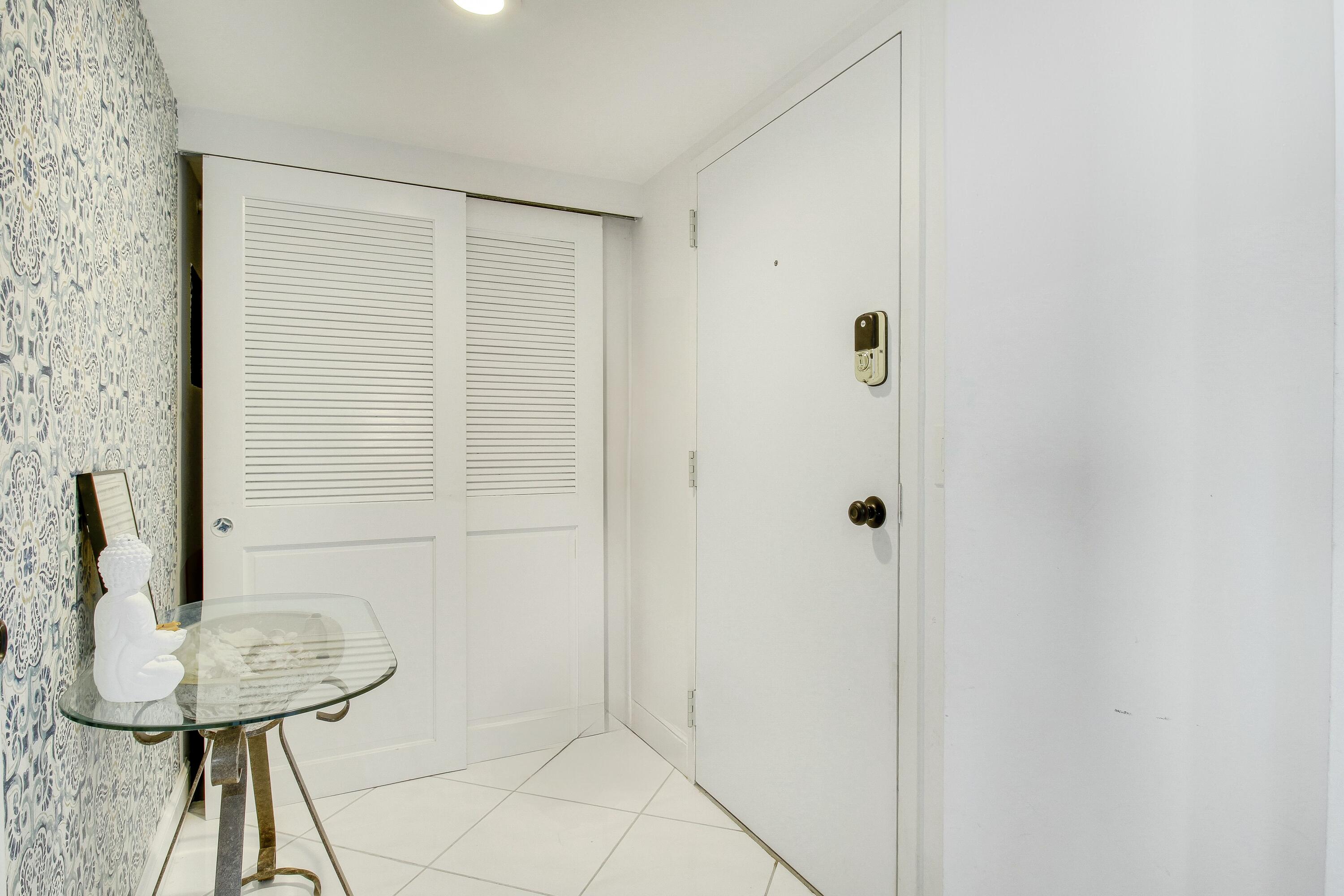 5600 N Flagler Drive Ph 107, West Palm Beach Unit: Ph 107