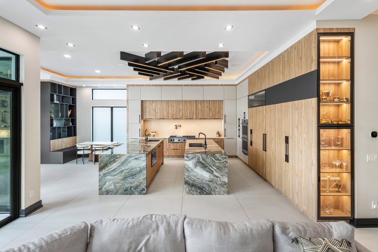 9900 Espresso Manor