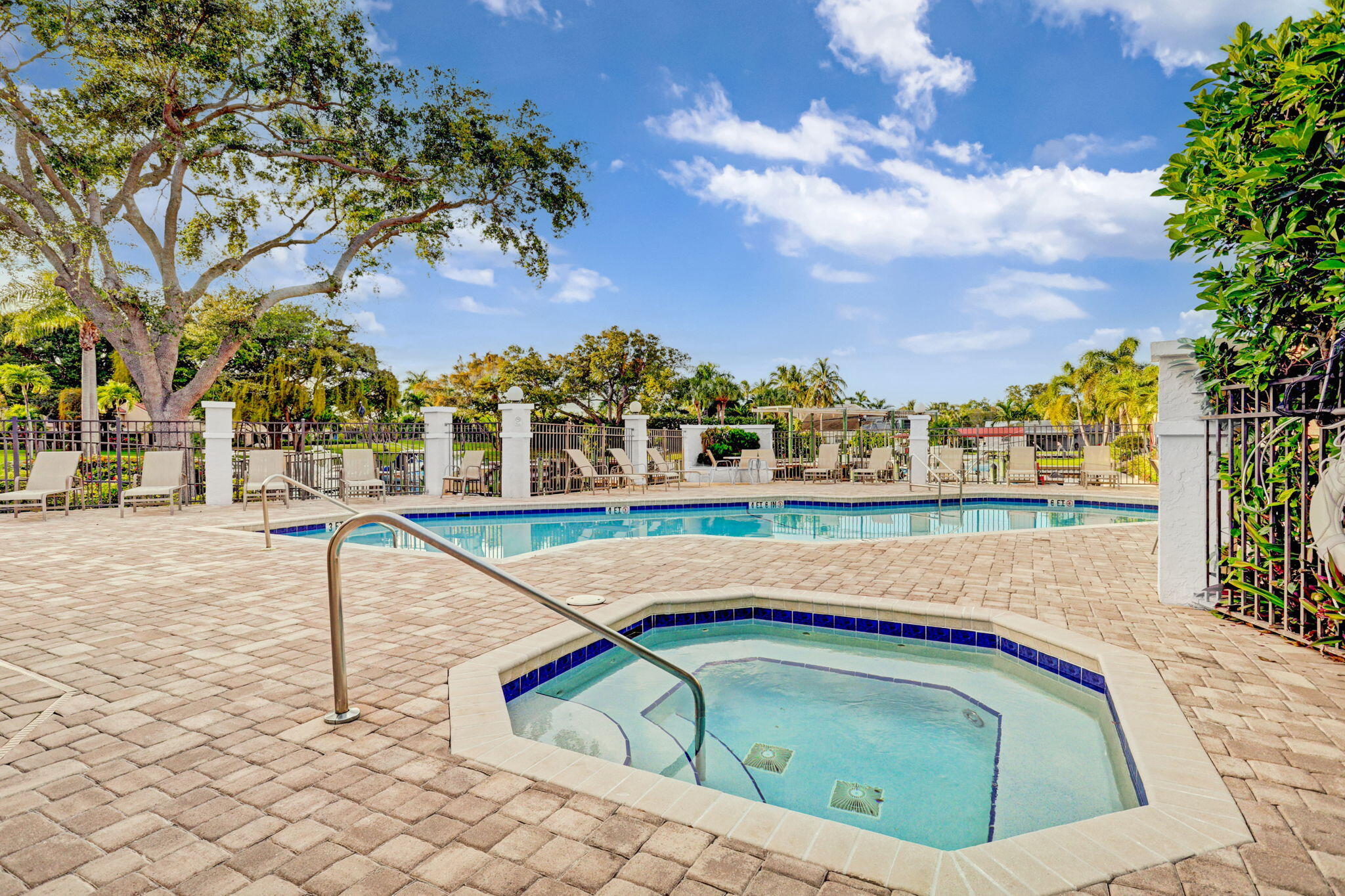 2439 Treasure Isle Drive 8, Palm Beach Gardens Unit: 8