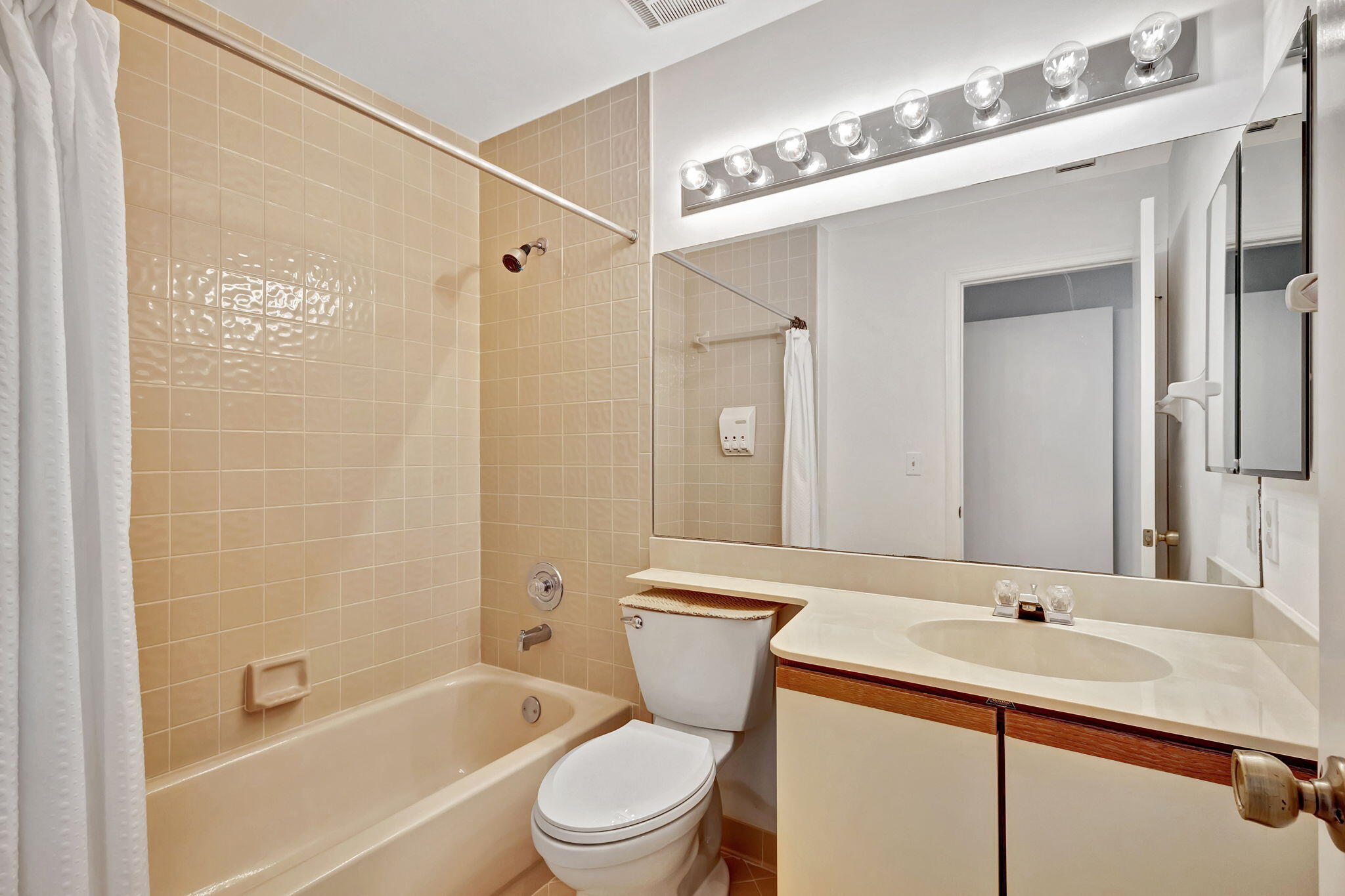 2439 Treasure Isle Drive 8, Palm Beach Gardens Unit: 8