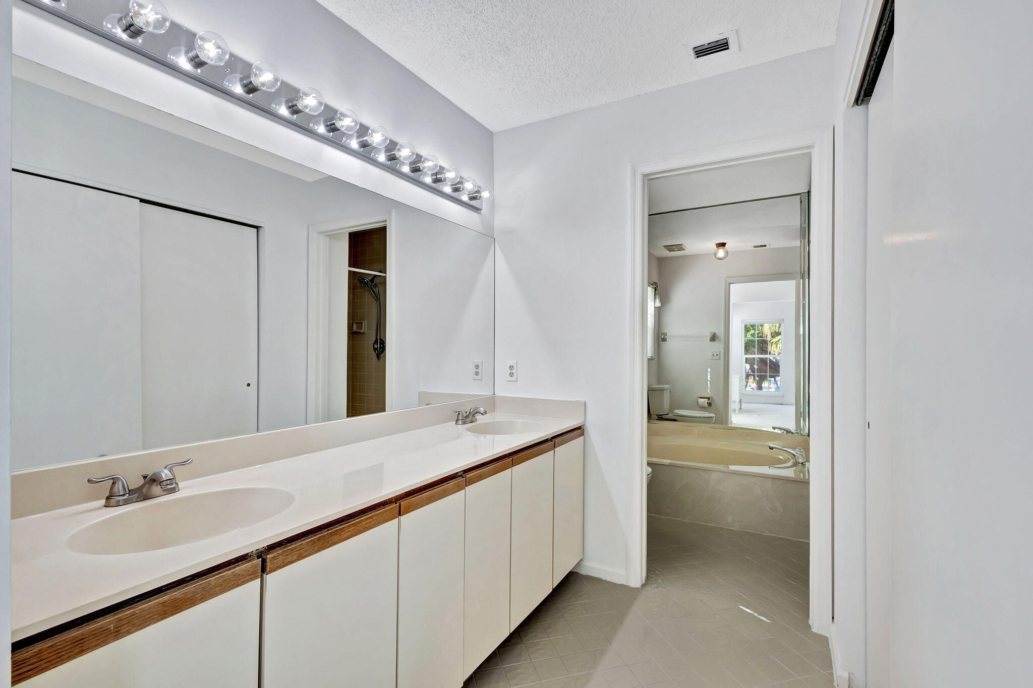 2439 Treasure Isle Drive 8, Palm Beach Gardens Unit: 8