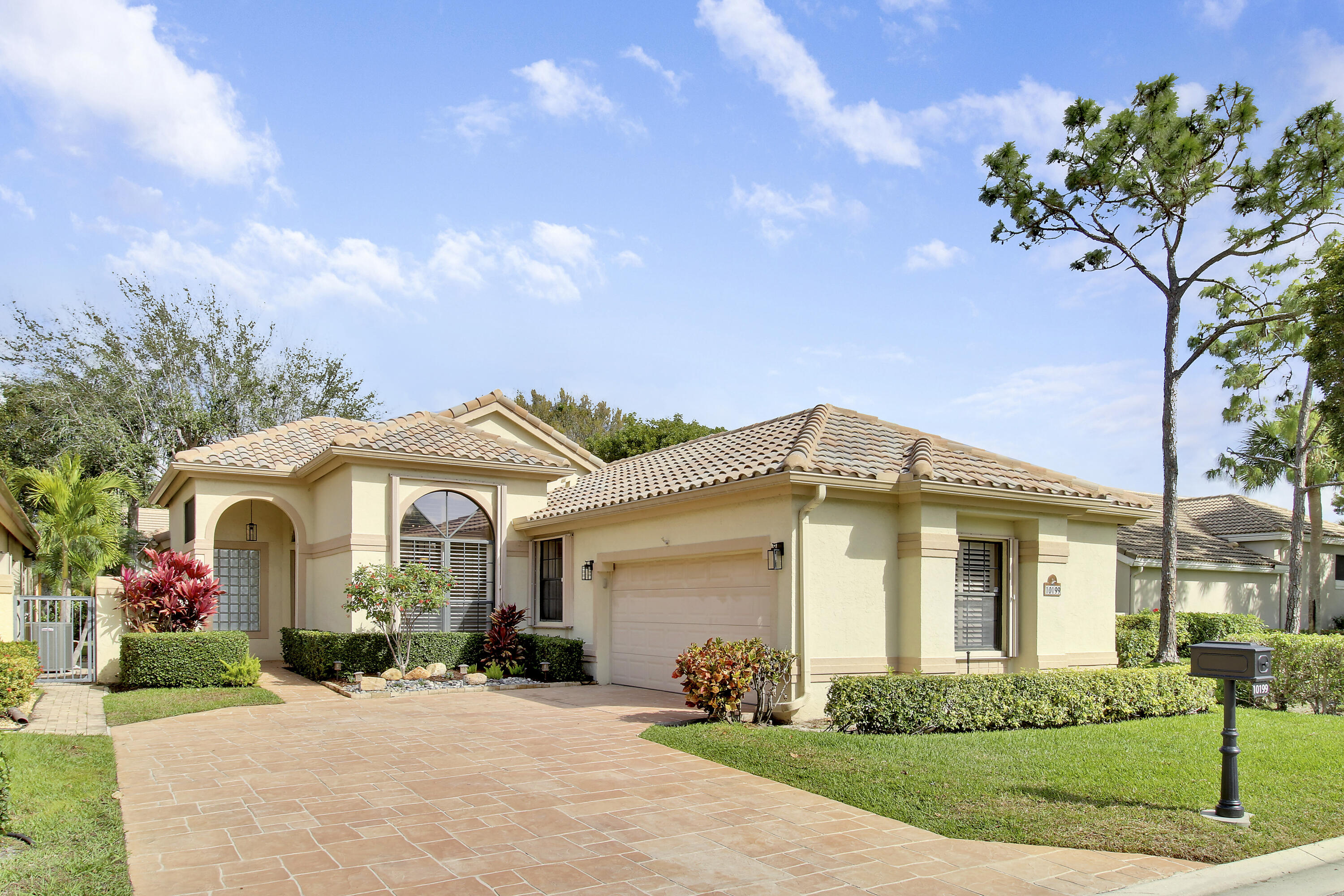 10199 Lexington Circle N