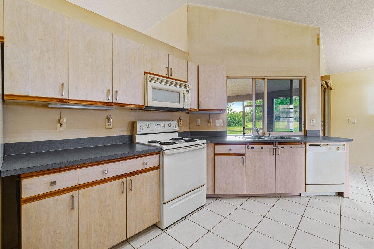 1752 SW Lexington Drive