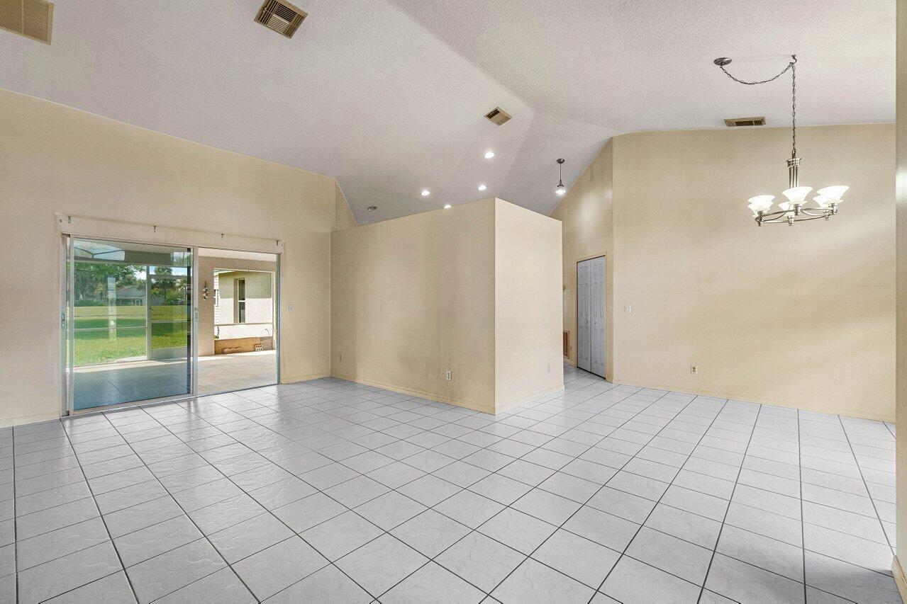 1752 SW Lexington Drive