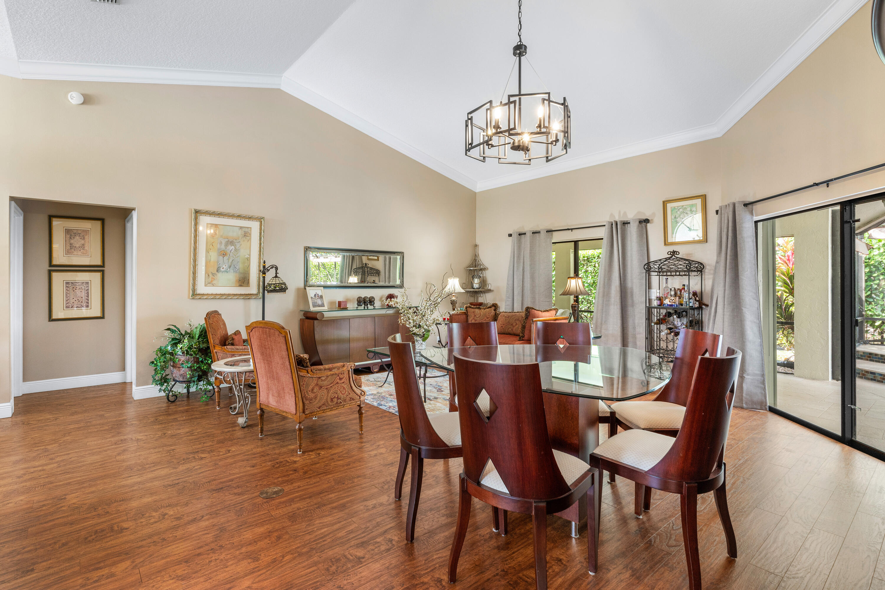 1607 Farmington Avenue