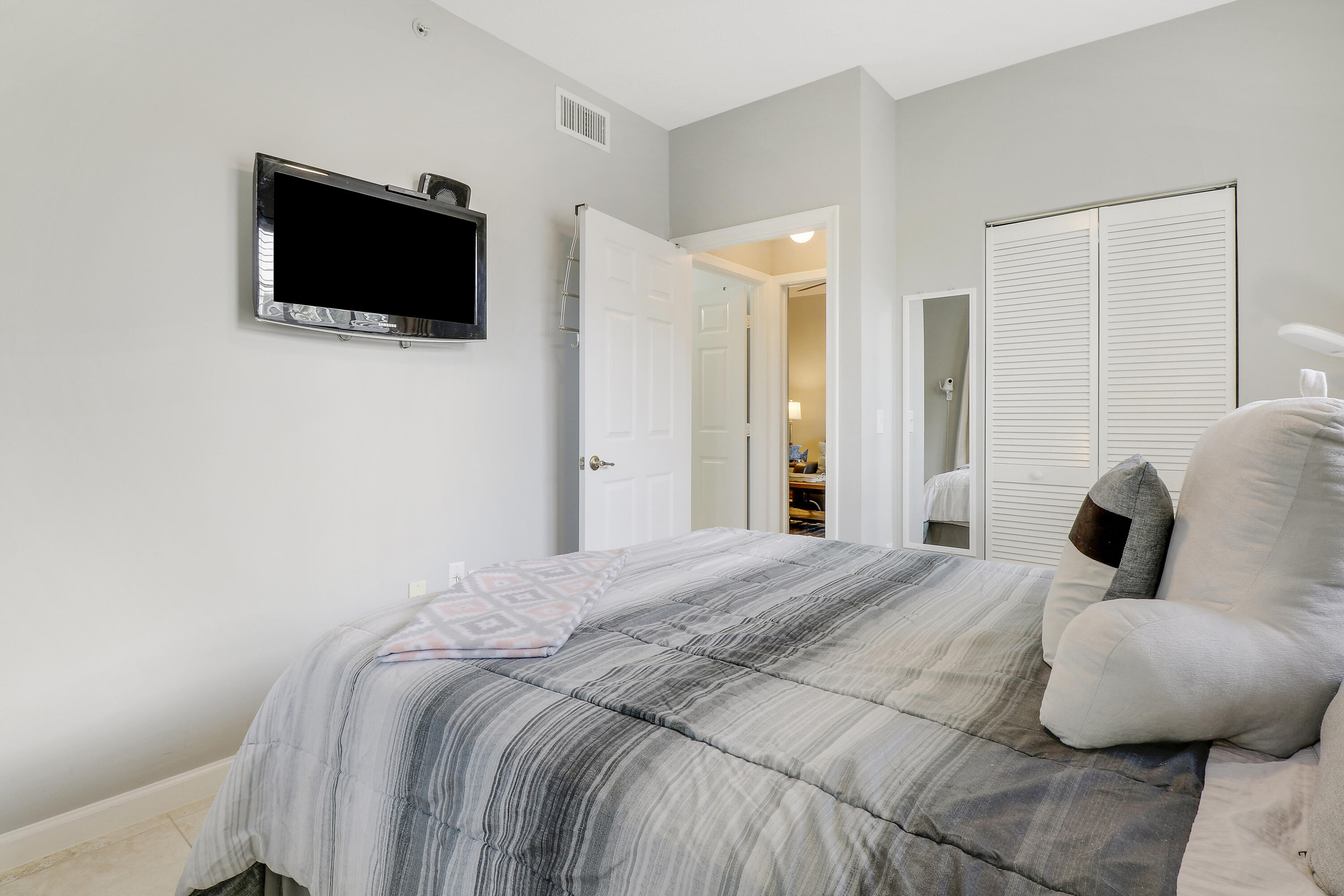 1116 University Boulevard 14