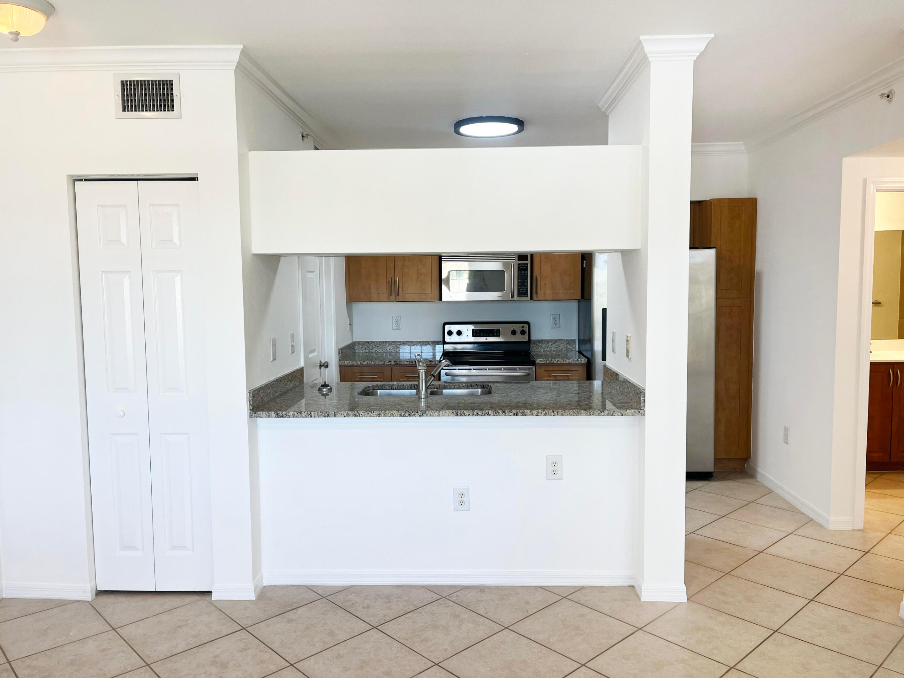 6482 Emerald Dunes Drive 302, West Palm Beach Unit: 302