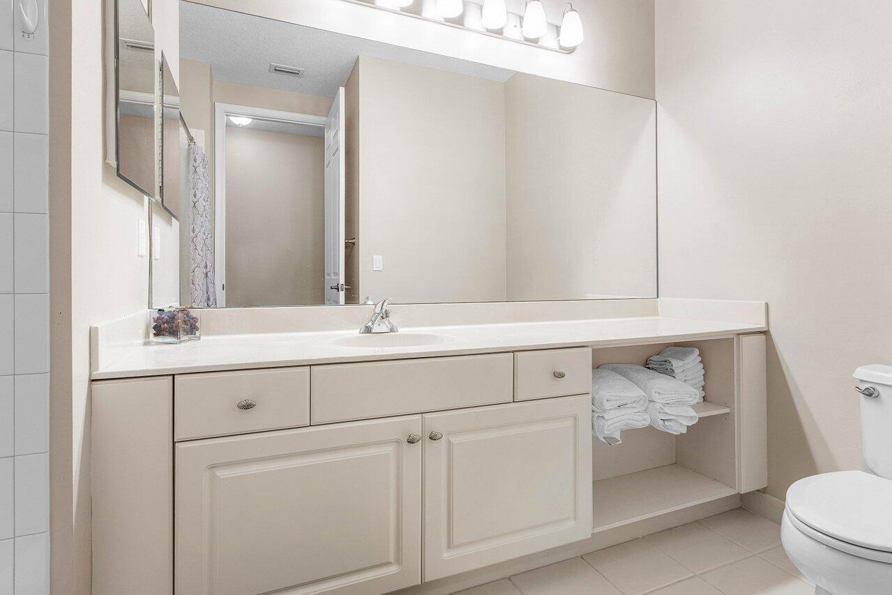 223 W Chrystie Circle