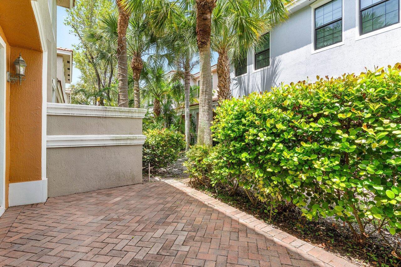 223 W Chrystie Circle