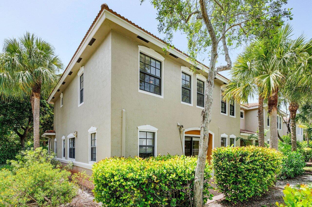 223 W Chrystie Circle