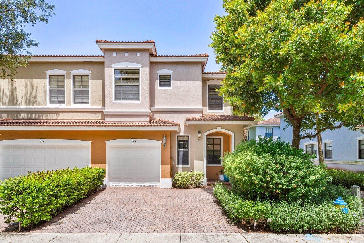 223 W Chrystie Circle