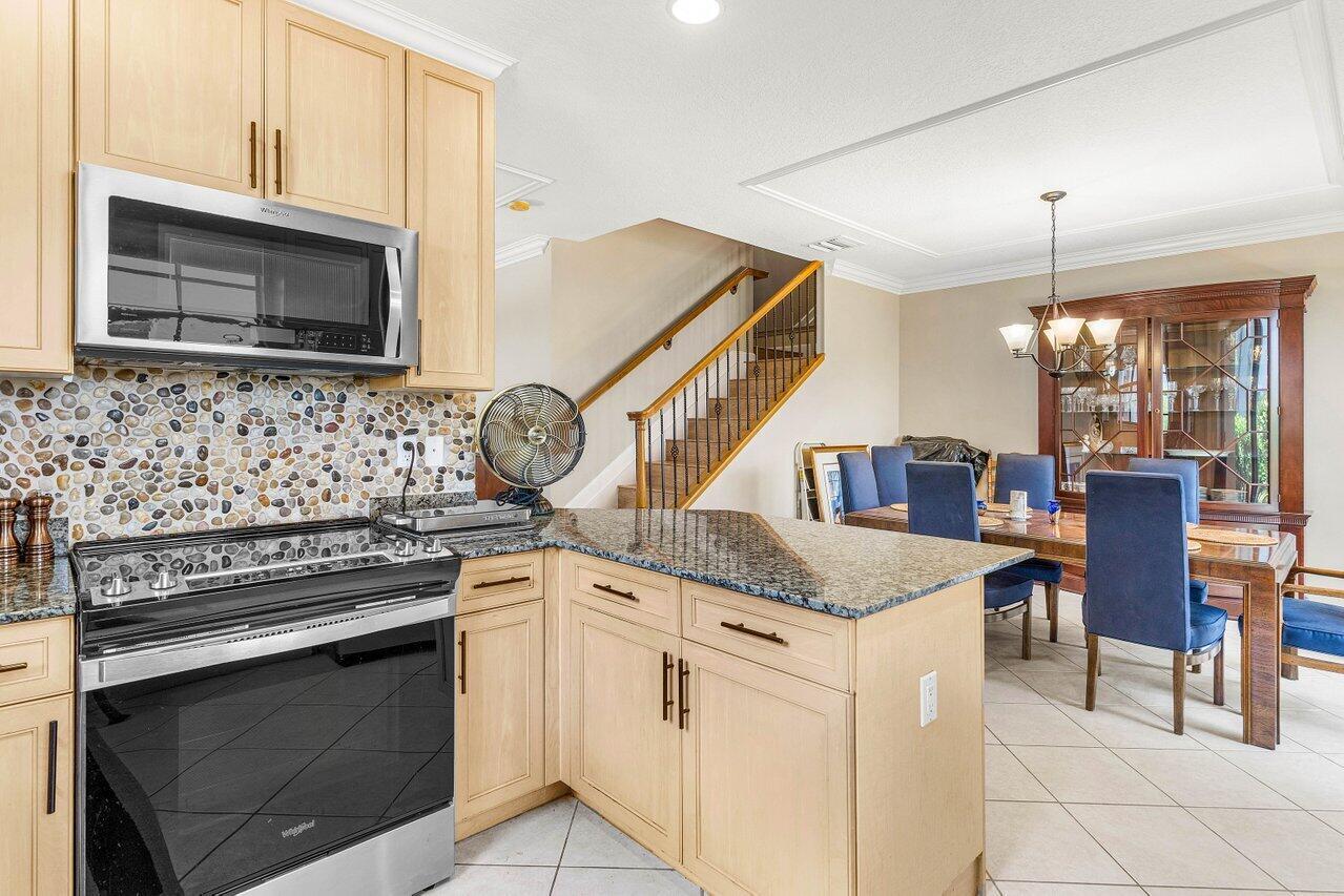 223 W Chrystie Circle