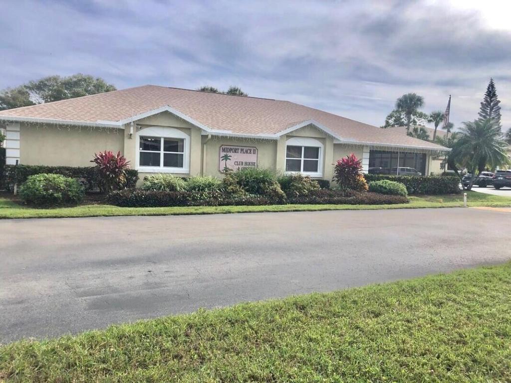 1542 SE Royal Green Circle 102