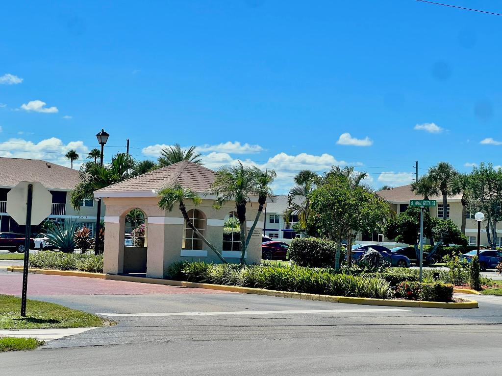 1542 SE Royal Green Circle 102