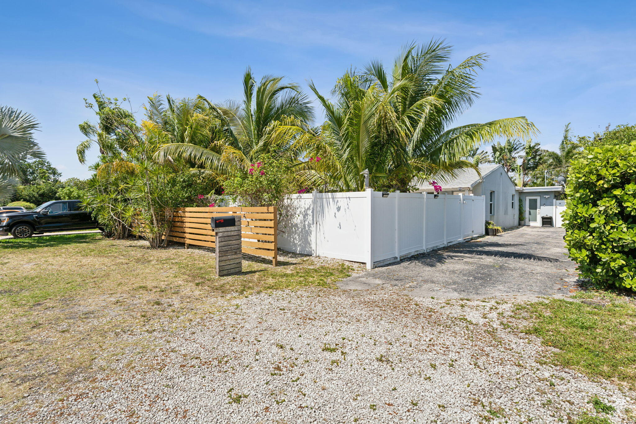 1631 N Andrews Square