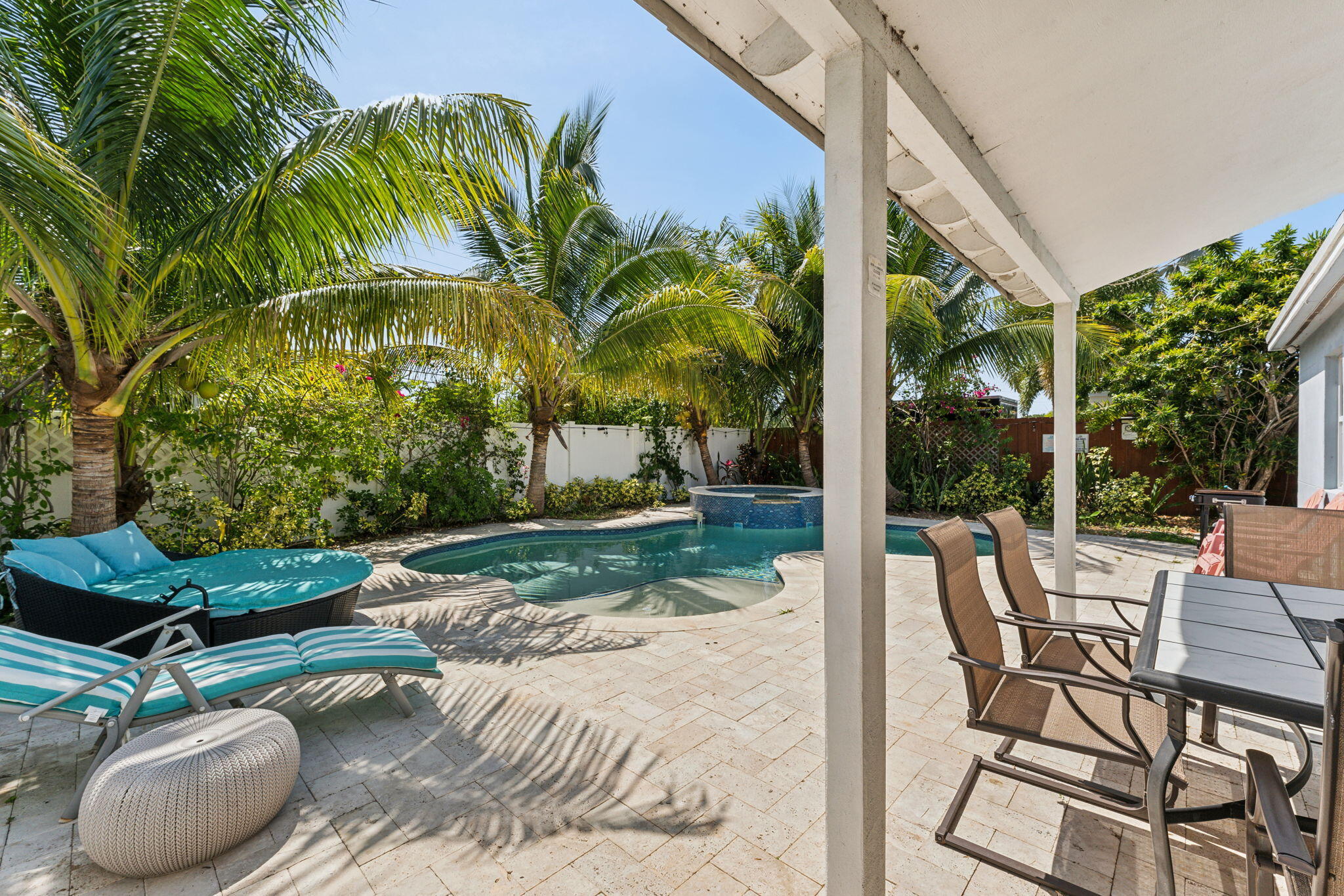 1631 N Andrews Square