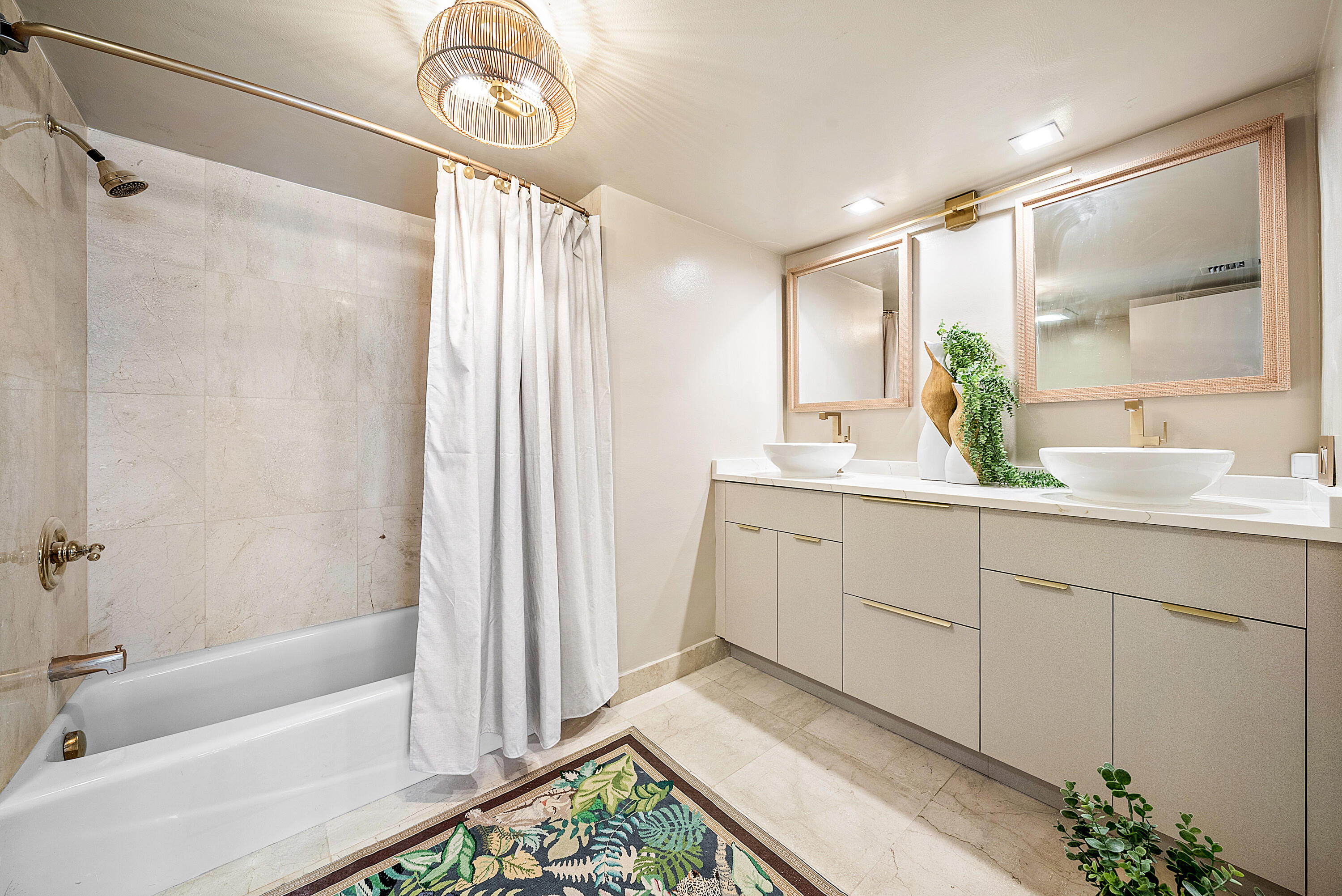 2100 S Ocean Lane 101