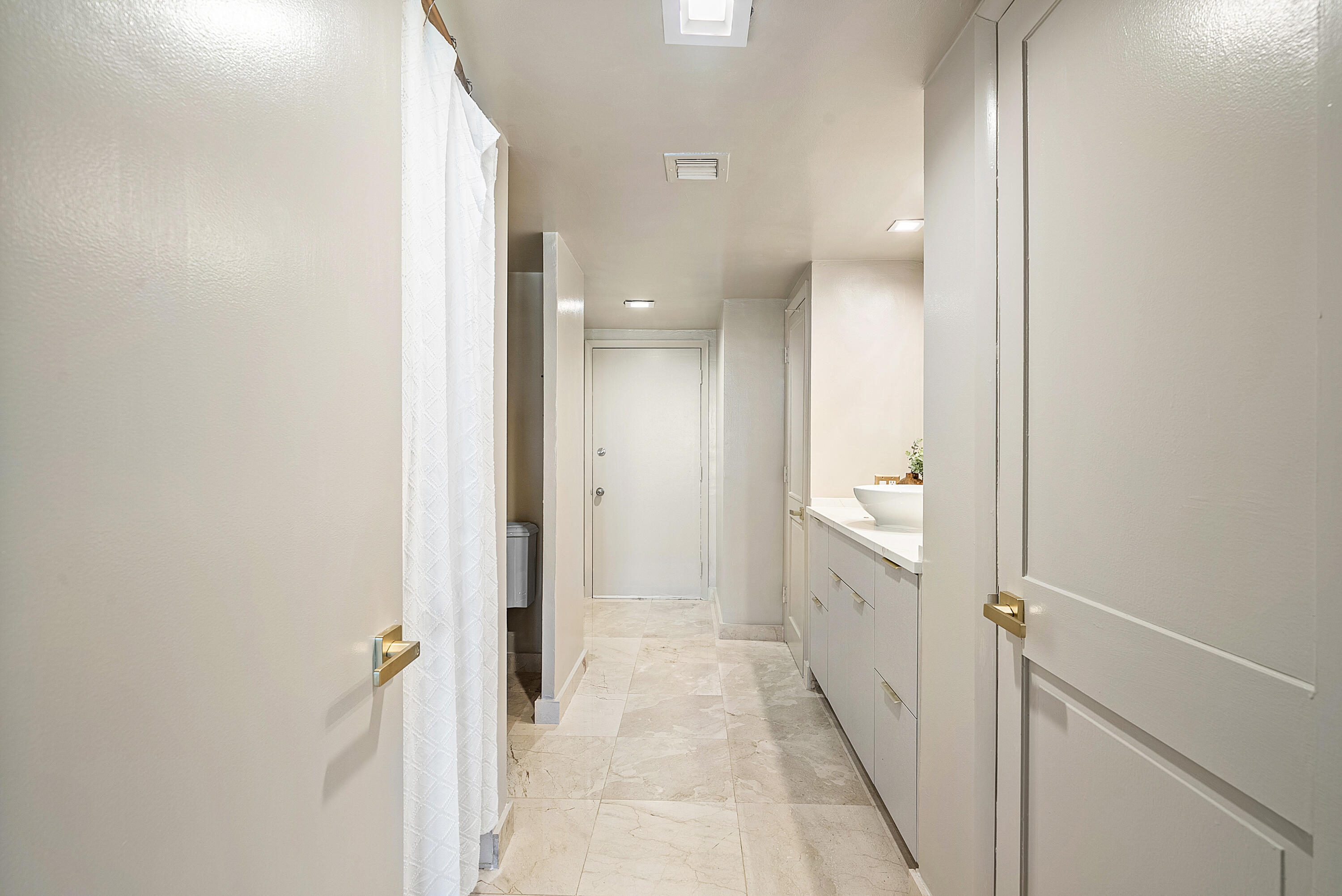 2100 S Ocean Lane 101