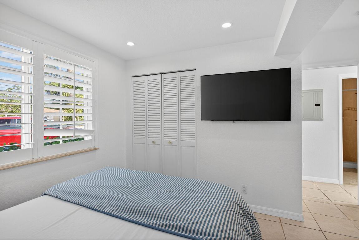 736 NE 34th Court, Oakland Park