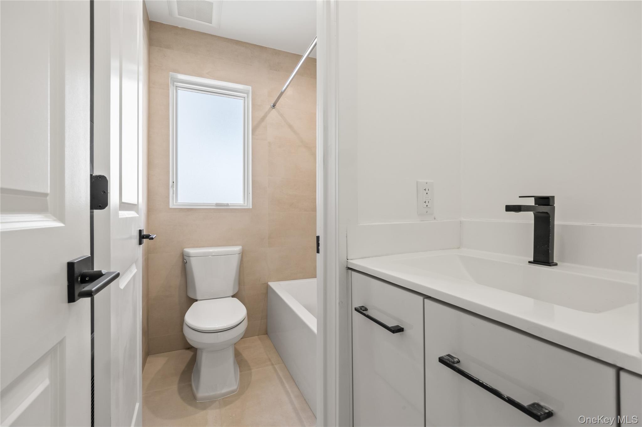 105 N Cole Avenue Unit: 202