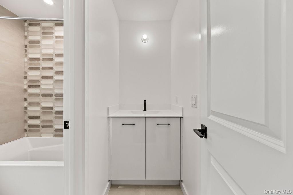 105 N Cole Avenue Unit: 213