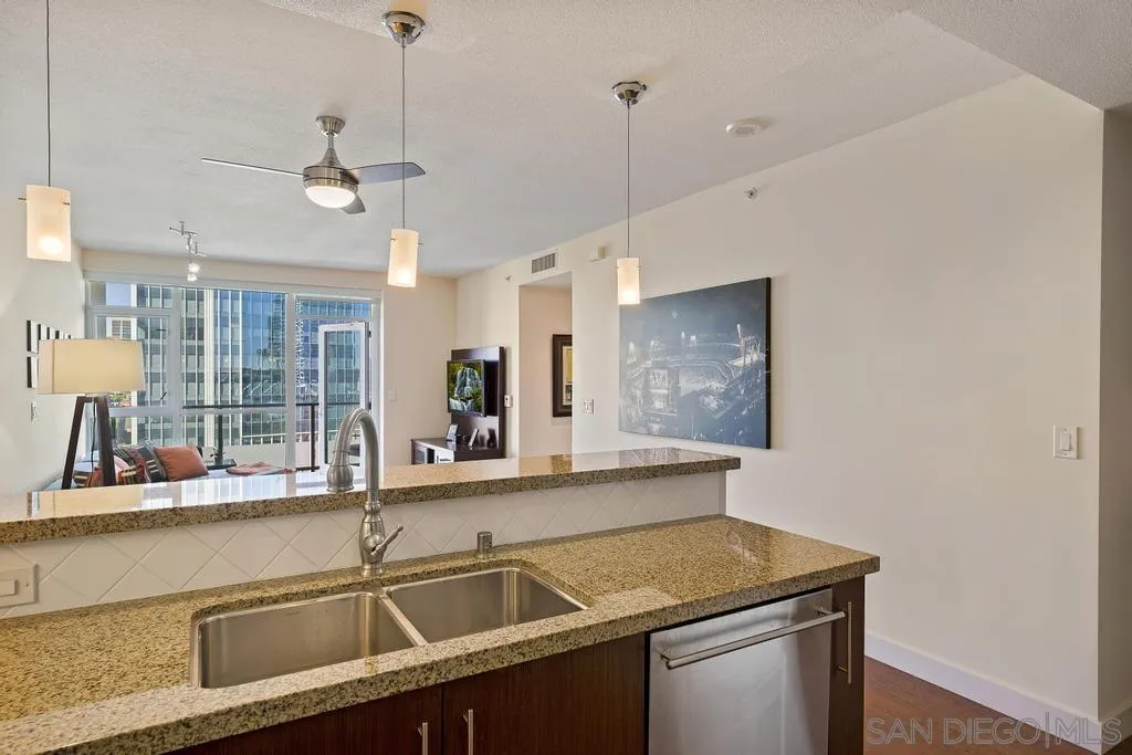 325 7th Ave Unit: 1101