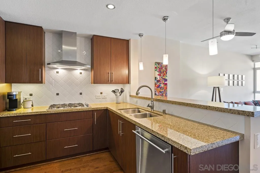 325 7th Ave Unit: 1101