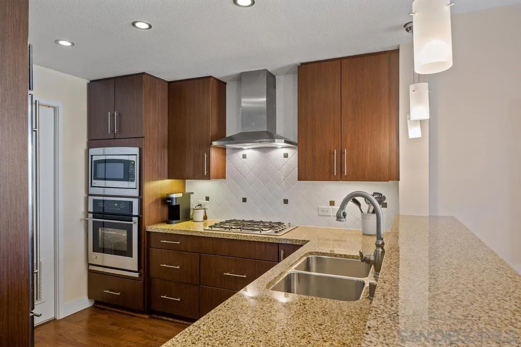325 7th Ave Unit: 1101