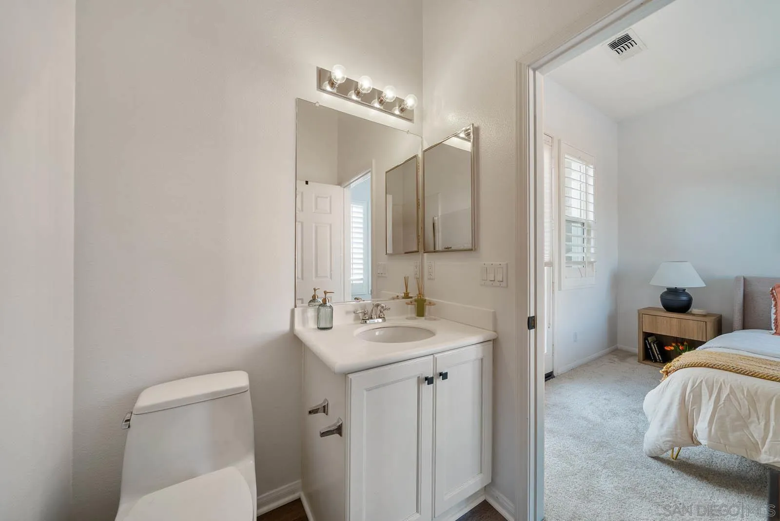 2551 Douglaston Gln