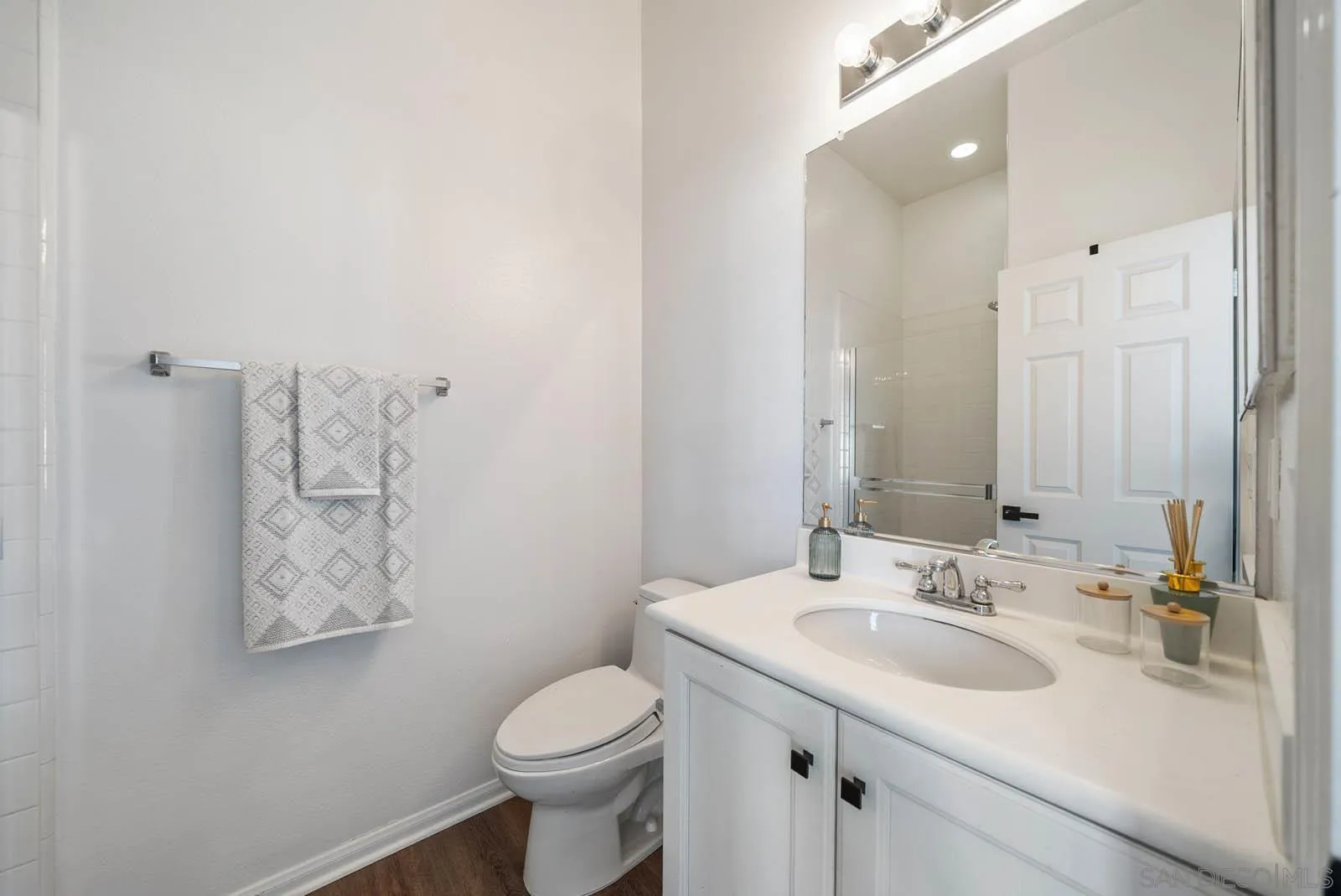 2551 Douglaston Gln