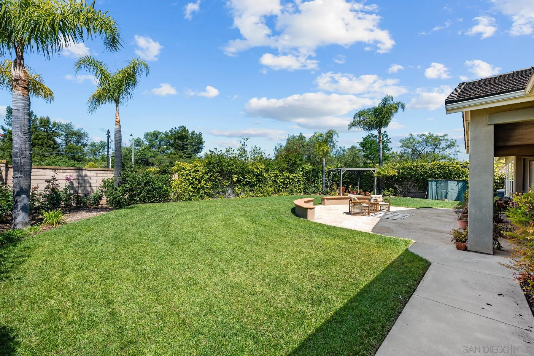 2551 Douglaston Gln