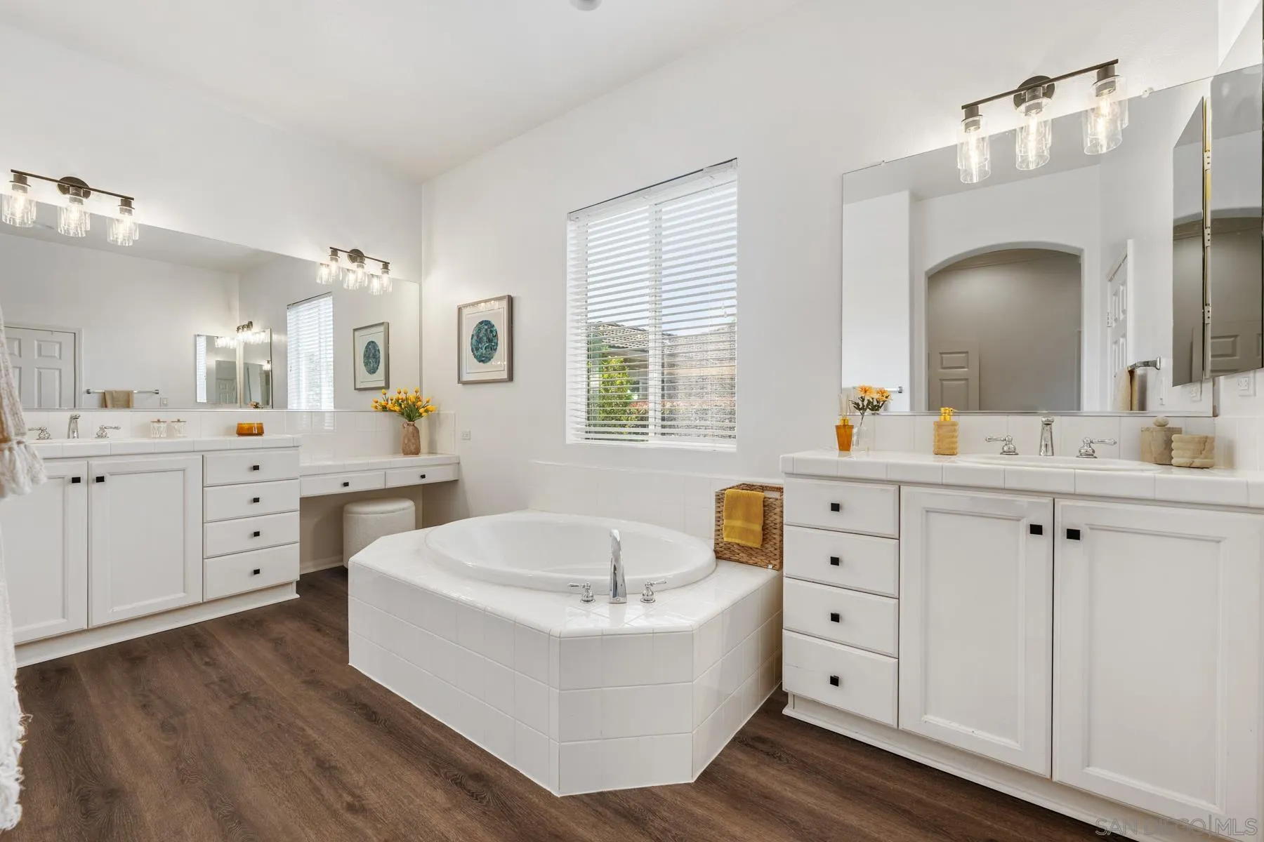 2551 Douglaston Gln