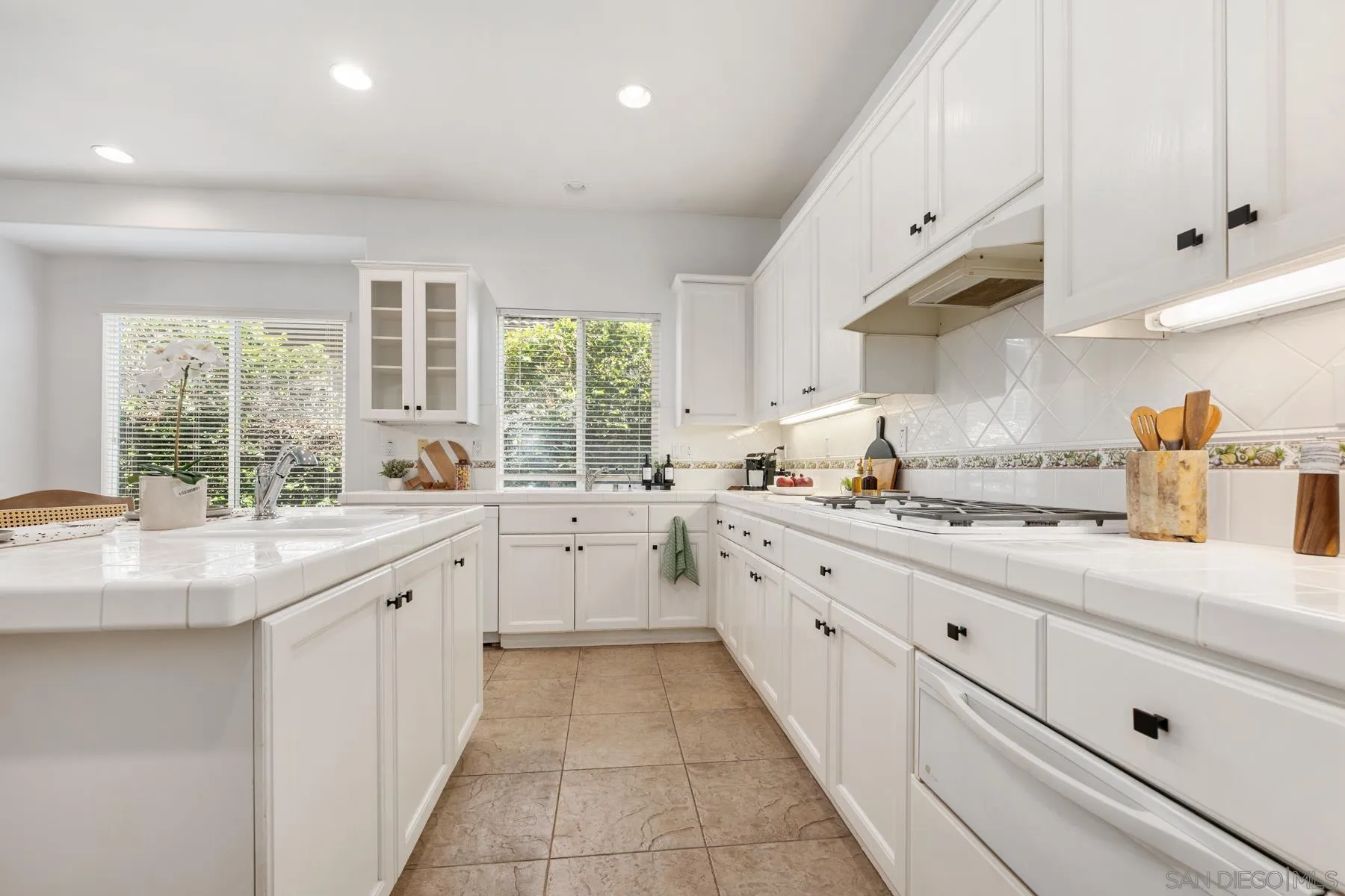 2551 Douglaston Gln