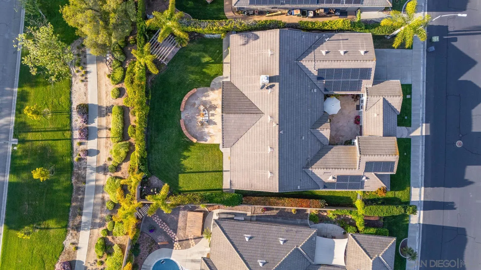 2551 Douglaston Gln