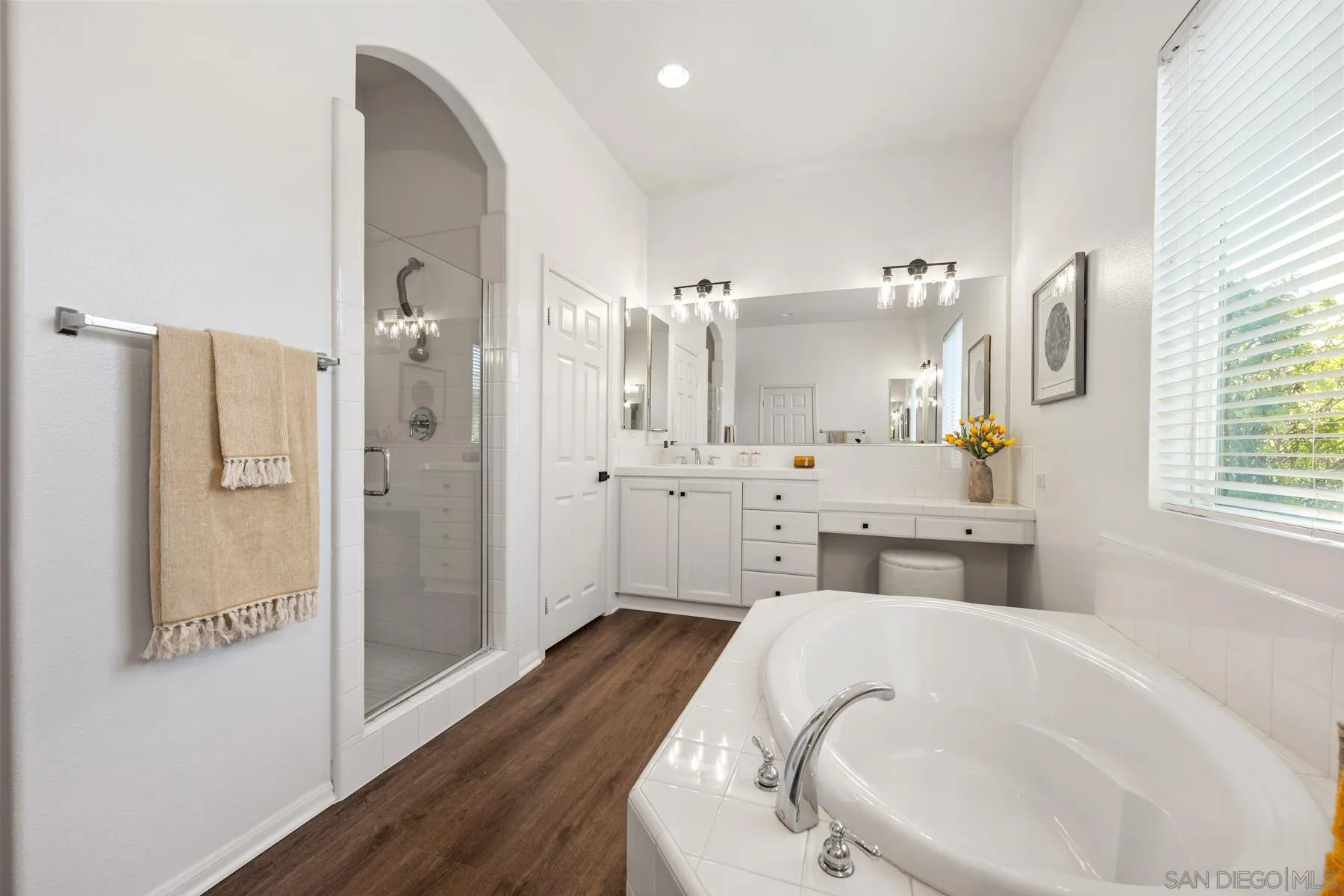 2551 Douglaston Gln