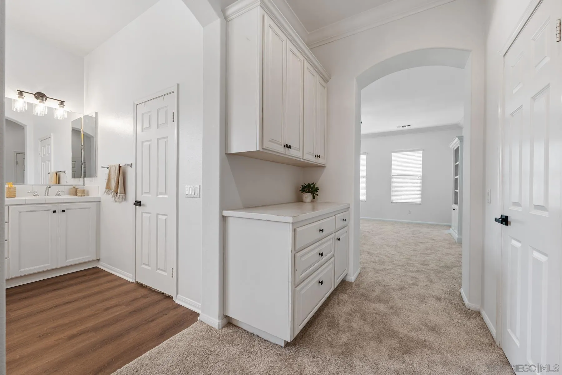 2551 Douglaston Gln