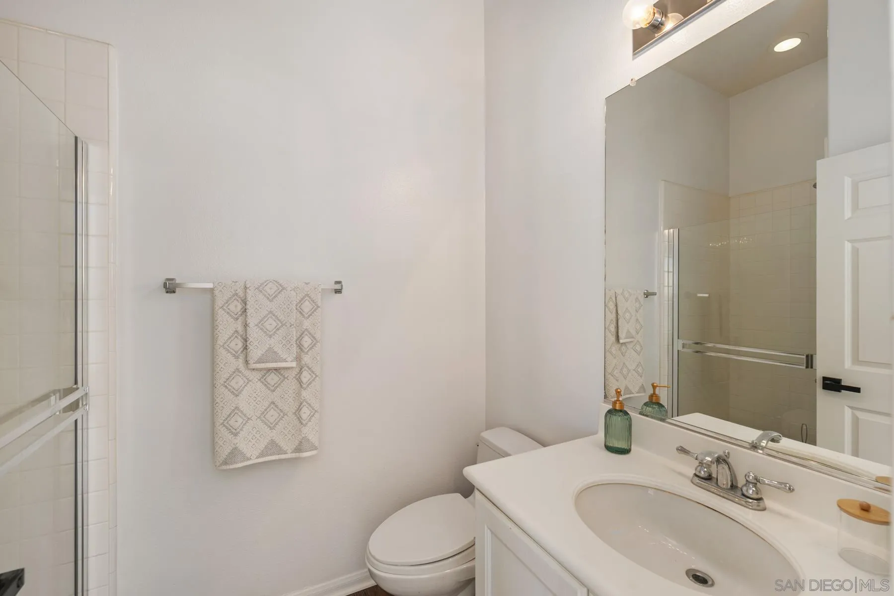 2551 Douglaston Gln